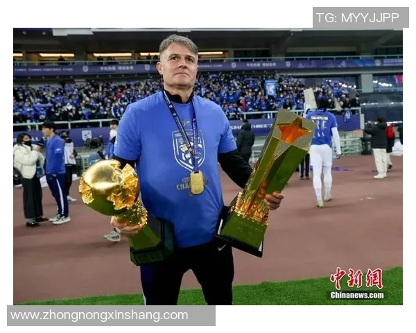 足球明星欢庆荣誉奖杯舞动激情展现无尽魅力与团队精神